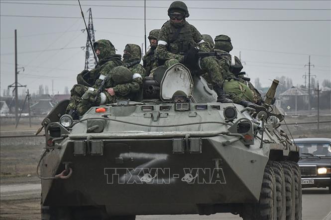 Binh sĩ Nga di chuyển hướng về Ukraine trên tuyến đường gần Armiansk, Bán đảo Crimea, ngày 26/2/2022.