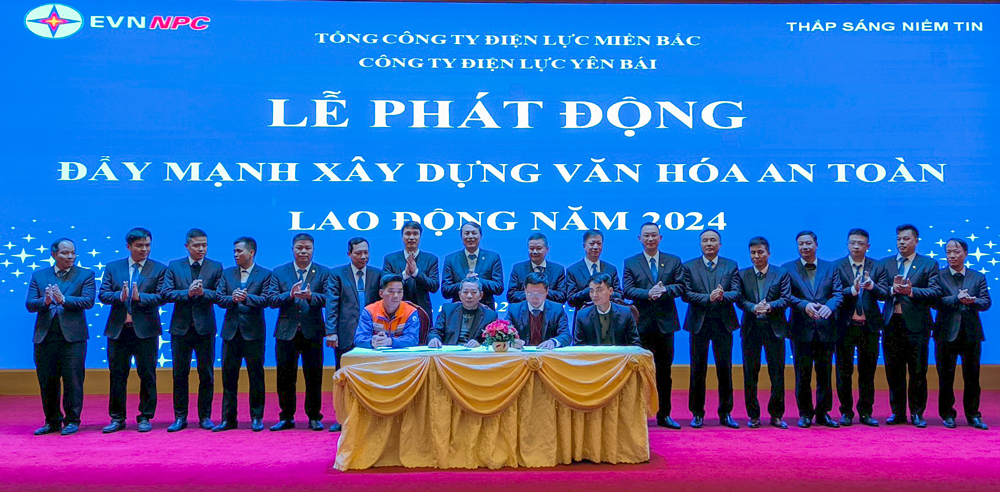 Các phòng ban của PC Yên Bái ký cam kết “Đẩy mạnh xây dựng văn hoá an toàn lao động” năm 2024.