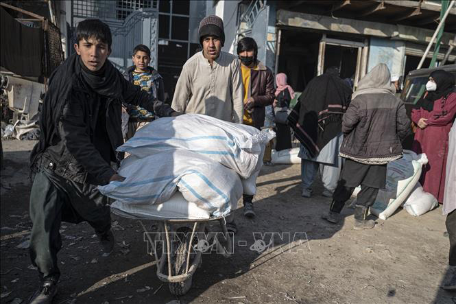 Người dân chờ nhận hàng cứu trợ tại Kabul, Afghanistan. Ảnh: AFP/TTXVN
