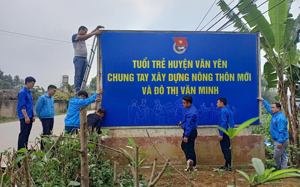 Đoàn viên thanh niên huyện Văn Yên tổ chức ra quân, thực hiện cải tạo, sửa chữa, nâng cấp bản tin thanh niên tại thị trấn Mậu A.