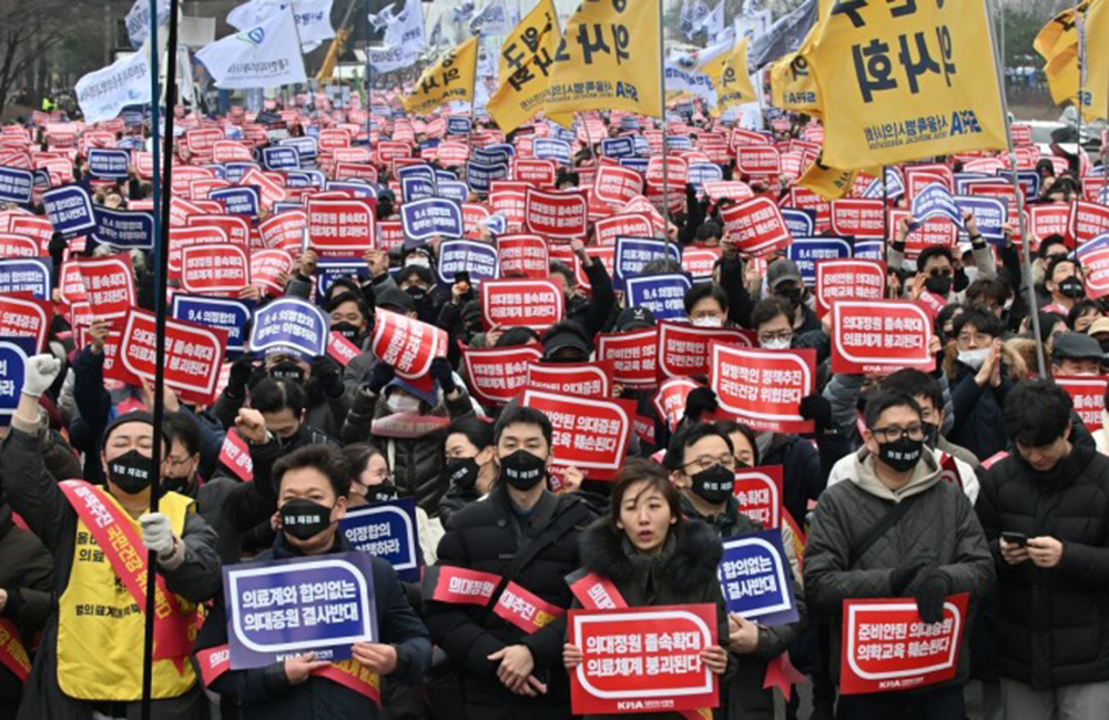 Bác sĩ Hàn Quốc biểu tình tại Seoul ngày 3/3 để phản đối chính phủ tăng chỉ tiêu tuyển sinh trường y.