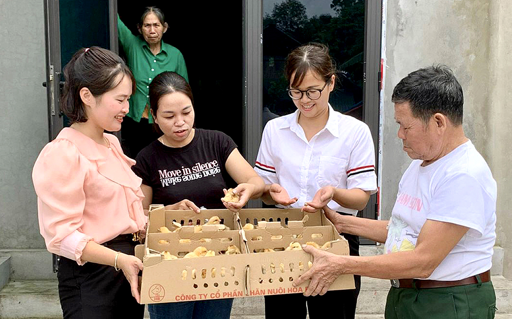 Hội LHPN xã Đại Phác hỗ trợ gà giống cho hội viên cận nghèo thuộc Chi hội Đại Thắng.