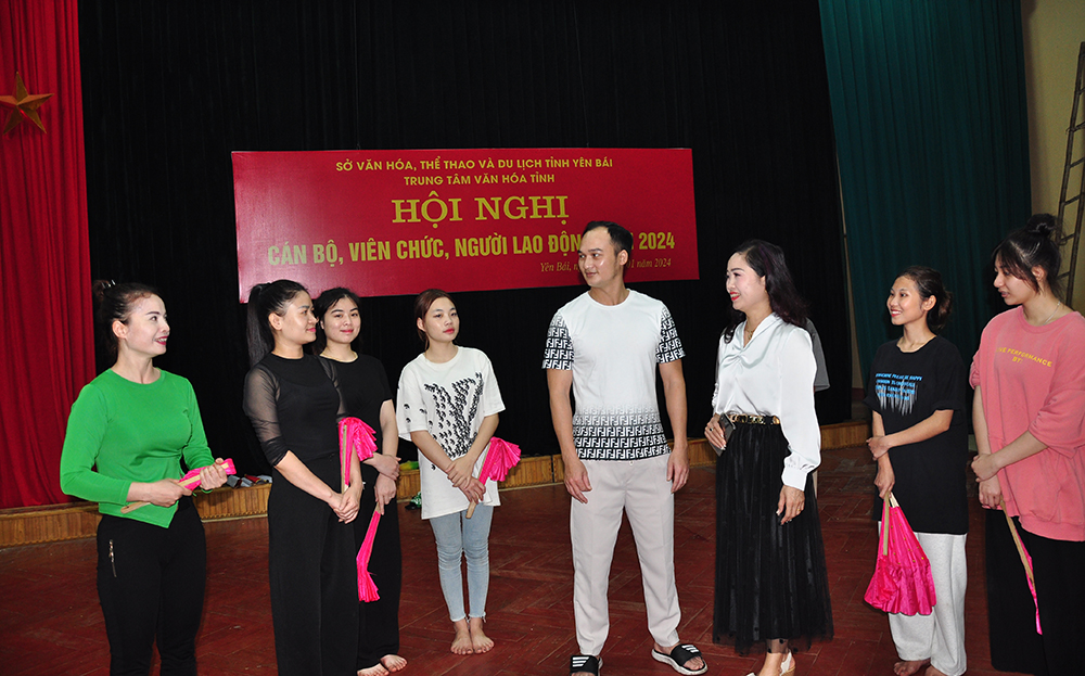 Nghệ sĩ Ưu tú Đỗ Thị Thanh Hương (thứ 3 từ phải sang) trao đổi nghiệp vụ với các diễn viên trong Trung tâm Văn hóa tỉnh.