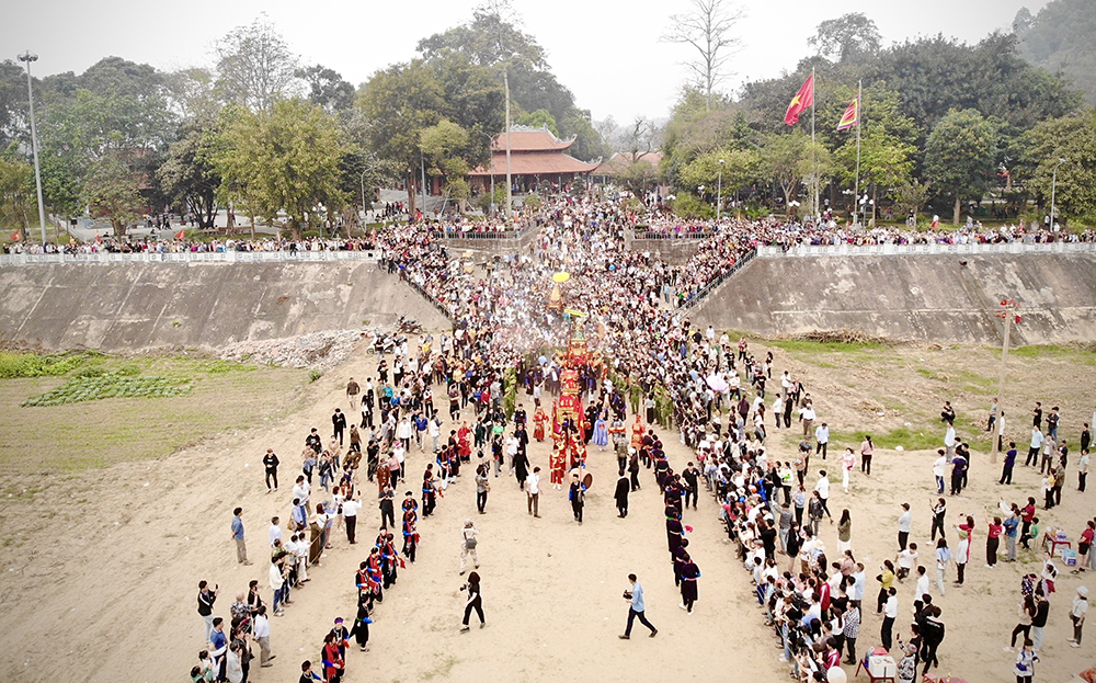 Lễ hội đền Đông Cuông thu hút đông đảo người dân trong và ngoài tỉnh tham quan, chiêm bái.
