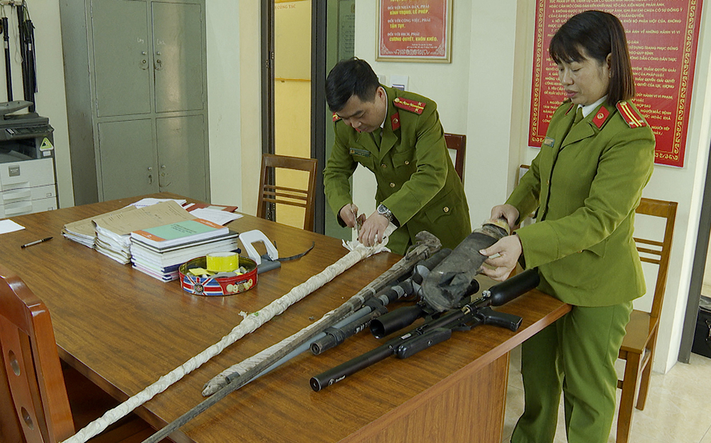 Công an xã Tuy Lộc kiểm tra vũ khí do người dân giao nộp.