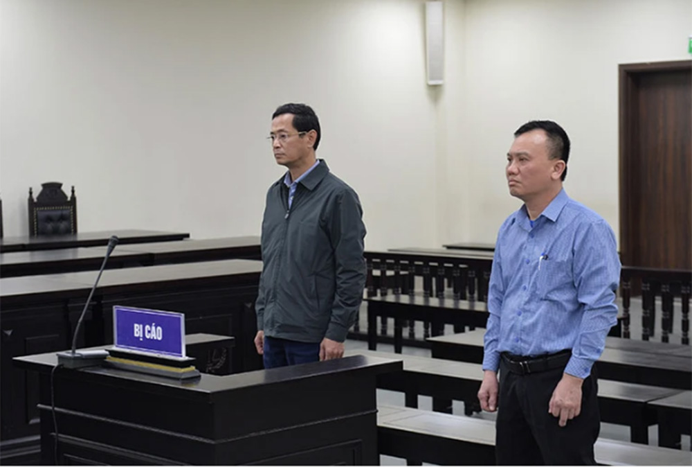 Bị cáo Trương Quang Việt, cựu giám đốc CDC Hà Nội (trái) và bị cáo Lê Minh Tuyến nghe tòa tuyên án.