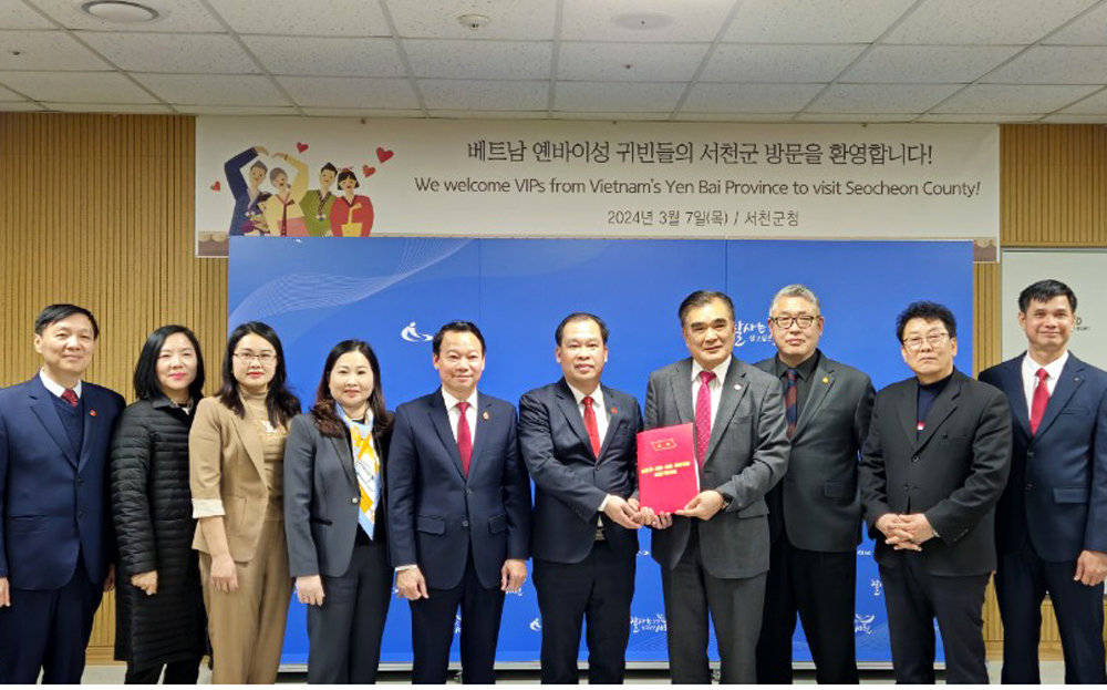 Bí thư Tỉnh ủy Đỗ Đức Duy cùng các đồng chí lãnh đạo tỉnh và đoàn công tác chứng kiến Lễ ký kết thỏa thuận hợp tác giữa huyện Yên Bình và quận Seocheon