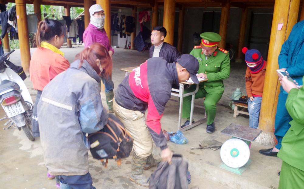 Hiện nay, mọi hoạt động ra vào khu vực chân Bãi Bưởi thôn Chính Quân, xã Liễu Đô của người dân đều được lực lượng công an xã kiểm tra chặt chẽ.