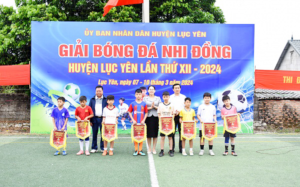 Ban tổ chức giải tặng cờ lưu niệm cho các đội bóng.