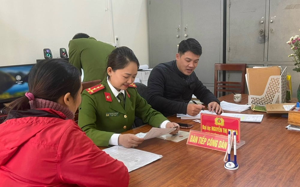 Đại úy Nguyễn Thị Thu Hà - Phó trưởng Công an xã Âu Lâu luôn nhiệt tình, trách nhiệm với công việc được giao.