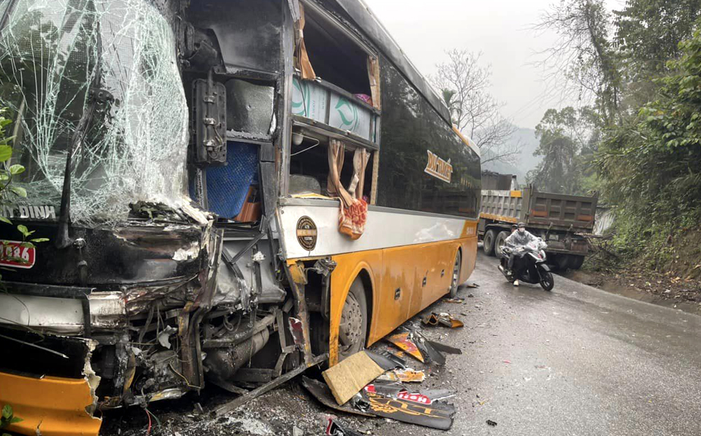 Hiện trường vụ va chạm giao thông giữa xe ô tô khách và xe tải trên tuyến Quốc lộ 70 đoạn qua thôn Khe Gầy, xã Tân Hương.
