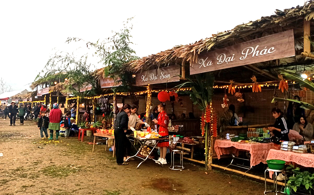 Phiên chợ của người Mông và các dân tộc trong huyện Văn Yên  trưng bày nhiều sản phẩm đặc trưng và sản phẩm OCOP của địa phương