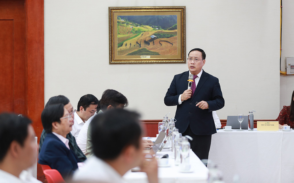 Giáo sư  Nguyễn Đình Đức phát biểu tại 1 Hội nghị của Đại học Quốc gia Hà Nội.
