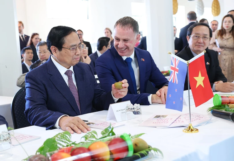 Thủ tướng Phạm Minh Chính với sản phẩm của Viện Nghiên cứu Cây trồng và Thực phẩm New Zealand.