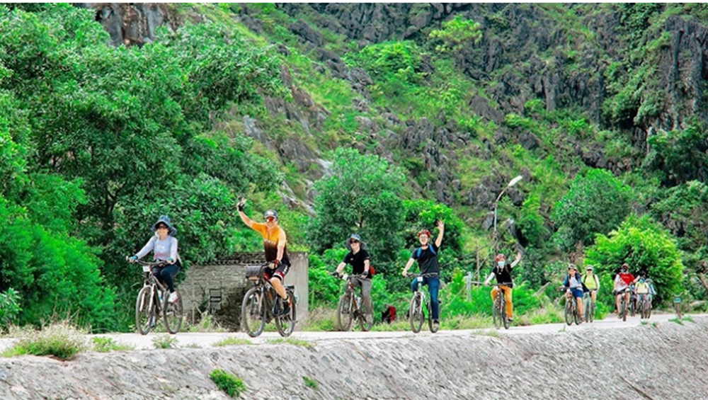 Tour đạp xe khám phá vẻ đẹp Ninh Bình.