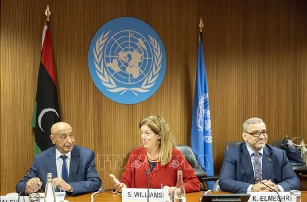 Chủ tịch Quốc hội ở miền đông Libya Aguila Saleh (trái), Cố vấn đặc biệt của Liên hợp quốc về Libya Stephanie Williams và Chủ tịch Hội đồng Cấp cao Nhà nước Libya Khaled Al-Mishri tại cuộc họp ở Geneva, Thụy Sĩ. (Ảnh tư liệu)