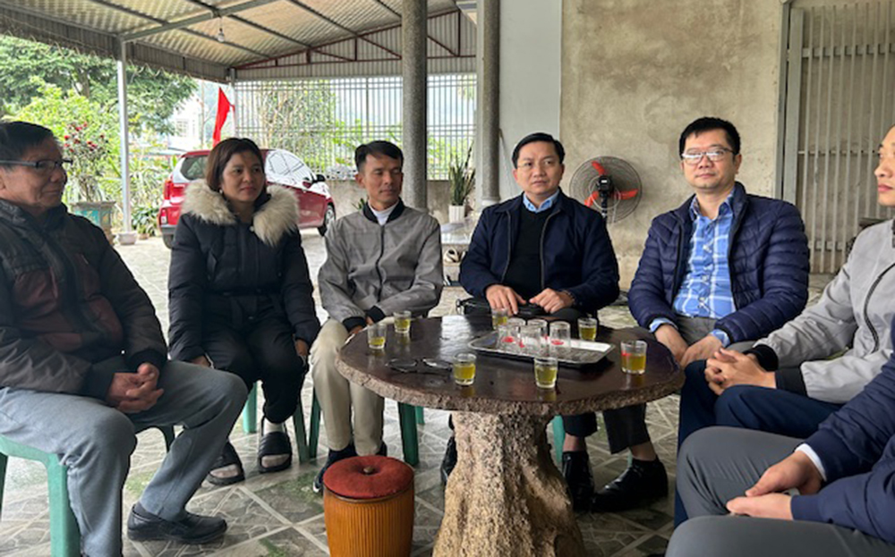 Cán bộ Ngân hàng Chính sách xã hội Chi nhánh tỉnh và huyện Văn Yên thăm gia đình anh chị Đãi Vịnh.