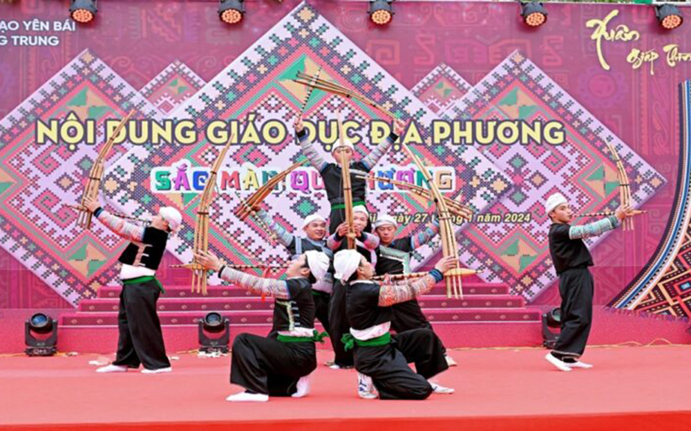 Các nghệ nhân trình diễn Nghệ thuật Khèn Mông trong chương trình tổ chức nội dung giáo dục địa phương của Trường THCS Quang Trung, thành phố Yên Bái.