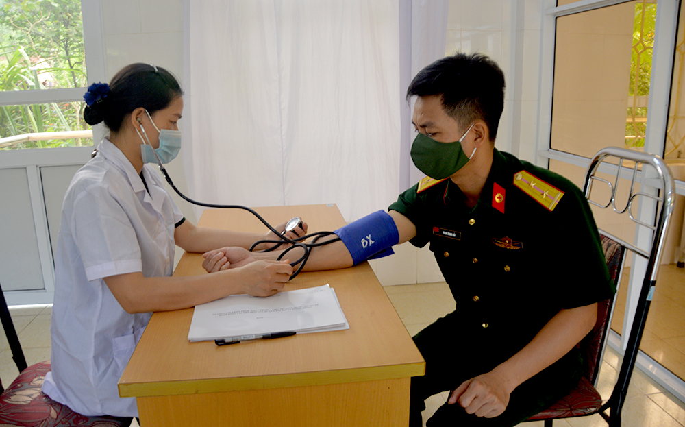 Nhân viên quân y kiểm tra sức khỏe cho bộ đội.