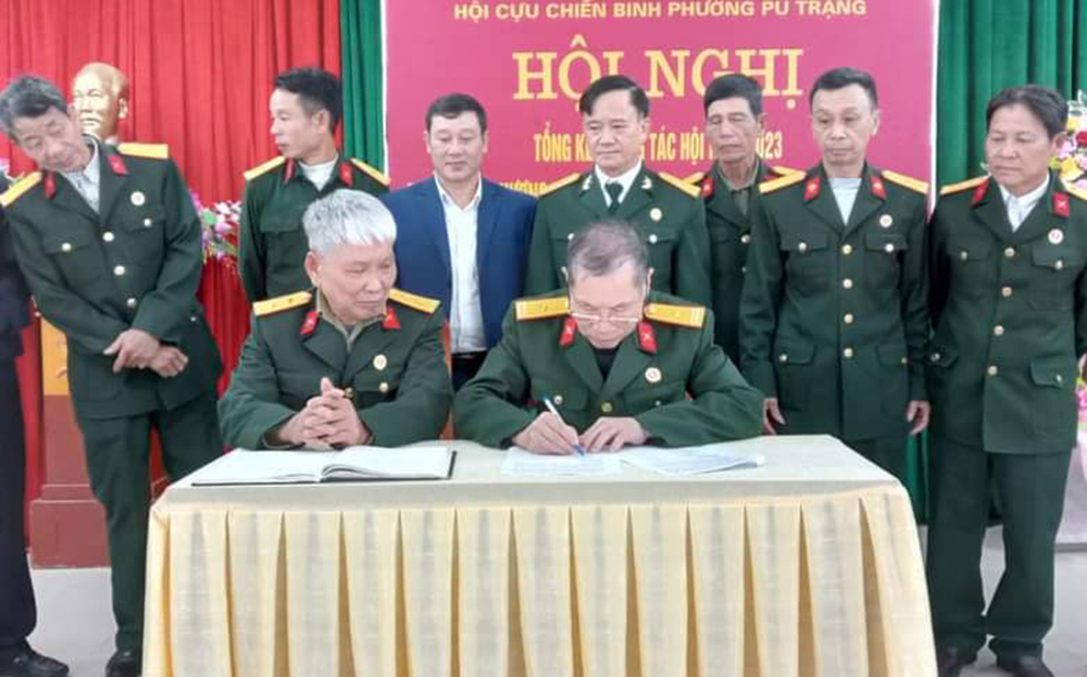 Hội Cựu chiến binh phường Pú Trạng tổ chức cho các chi hội cơ sở ký giao ước thi đua thực hiện học tập và làm theo Bác.