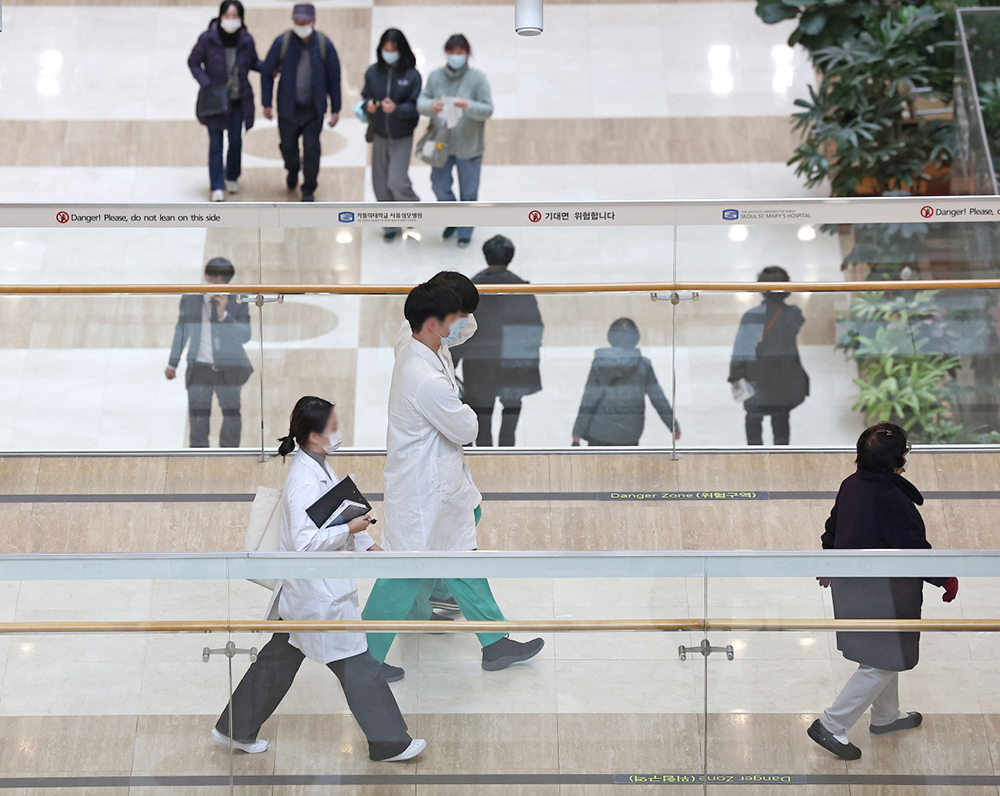 Các bác sĩ trong một bệnh viện ở Seoul.