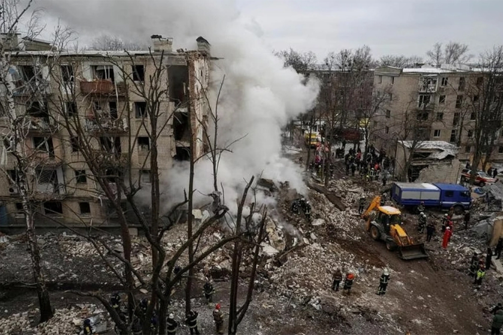Lực lượng cứu hộ tại một tòa nhà bị phá hủy do cuộc tập kích của Nga ở Kharkov ngày 23/1.