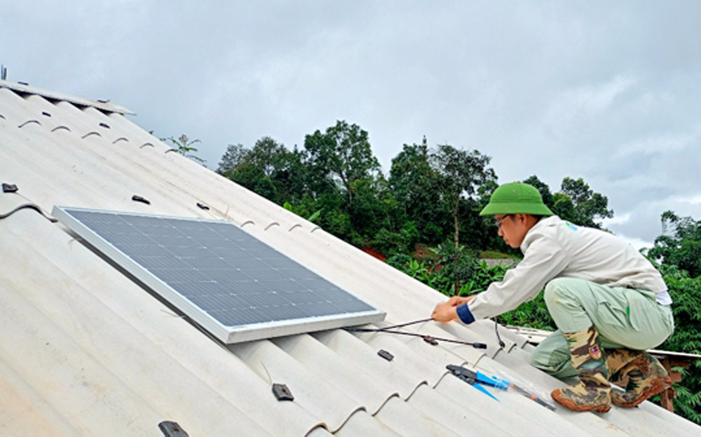 Cán bộ kỹ thuật Công ty Cổ phần NIINUMA Việt Nam  lắp pin năng lượng cho người dân trên địa bàn huyện Mù Cang Chải.