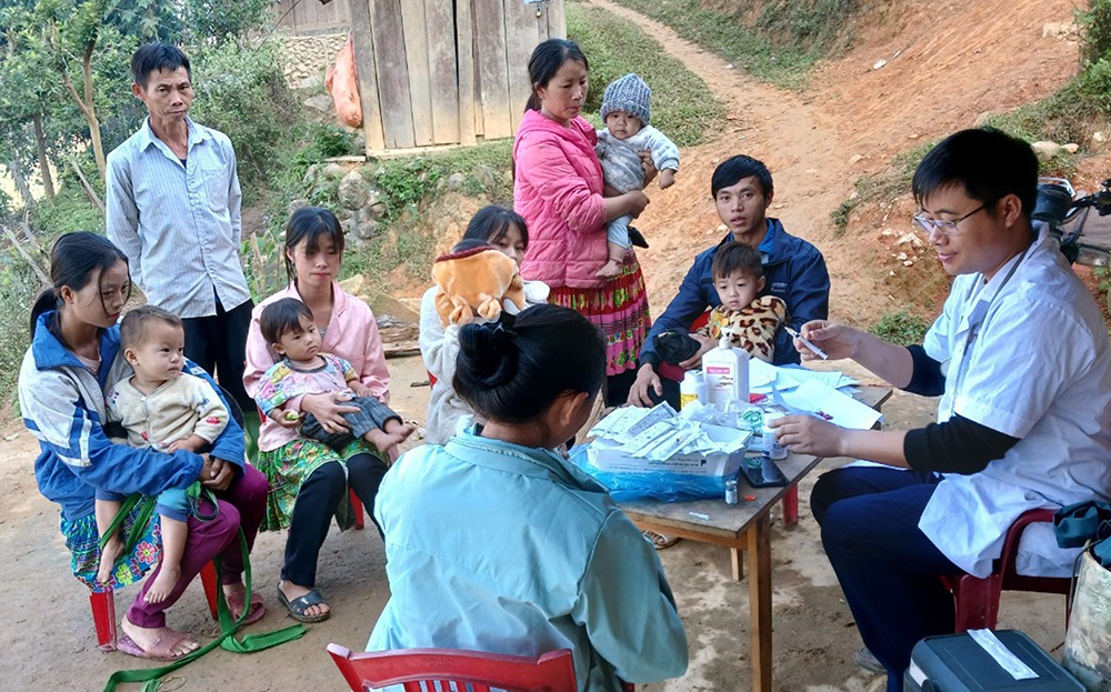 Cán bộ Trạm Y tế xã Làng Nhì thường xuyên xuống thôn bản để truyền thông và thăm khám sức khỏe cho bà mẹ, trẻ em.