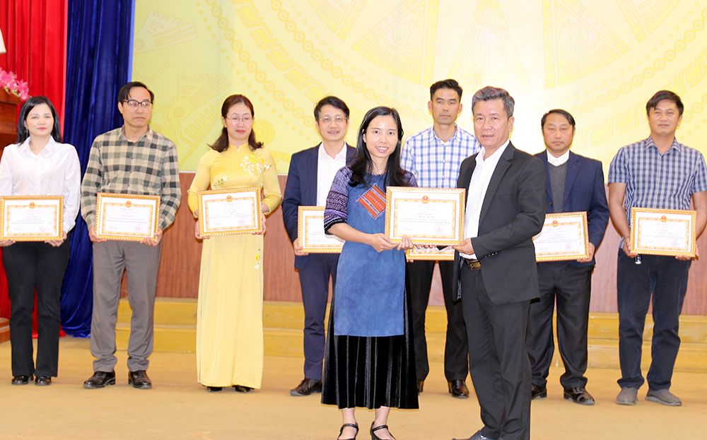 Chủ tịch UBND huyện Trạm Tấu Vũ Lê Chung Anh tặng giấy khen cho cá nhân có thành tích xuất sắc trong công tác phát triển du lịch trên địa bàn huyện năm 2023.