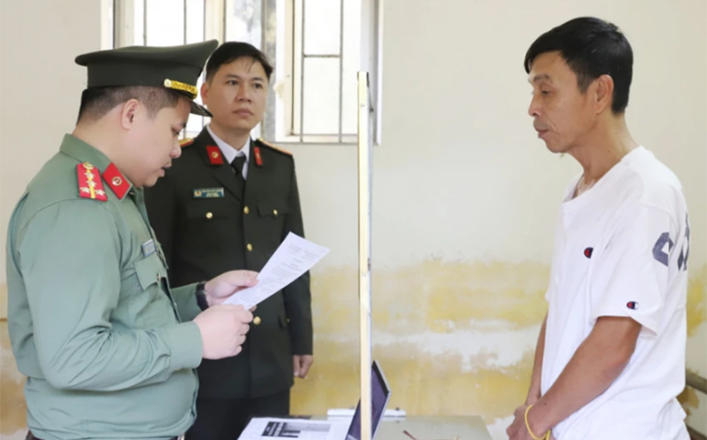 Cơ quan an ninh điều tra tống đạt các quyết định đối với bị can Sang.