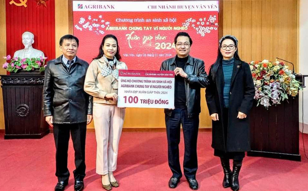 Agribank Văn Yên là đơn vị tiêu biểu tham gia vào hoạt động an sinh xã hội. Trong ảnh: Agribank Văn Yên trao tặng 100 triệu đồng cho đồng bào nghèo đón tết Nguyên đán Giáp Thìn 2024.