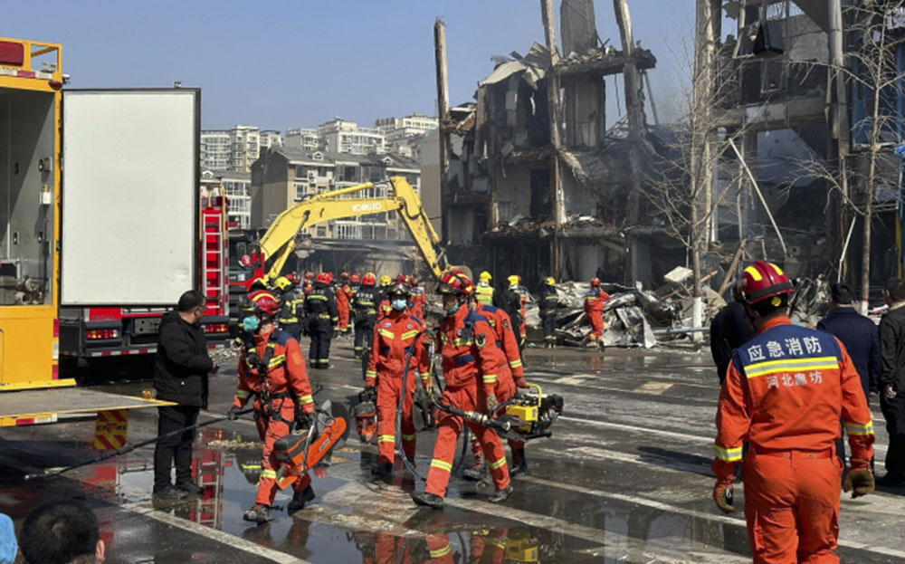 Lính cứu hỏa tại hiện trường vụ nổ ở thành phố Tam Hà, tỉnh Hà Bắc, Trung Quốc ngày 13/3.