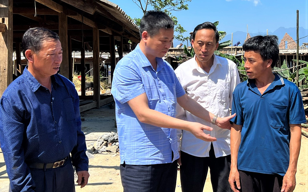Lãnh đạo huyện Văn Chấn trao đổi với đảng viên xã Sùng Đô về công tác quản lý đảng viên.