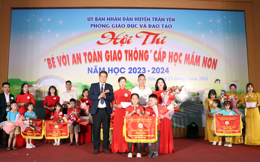 Trường mầm non Kiên Thành dành giải nhất Hội thi “Bé với an toàn giao thông” huyện Trấn Yên.