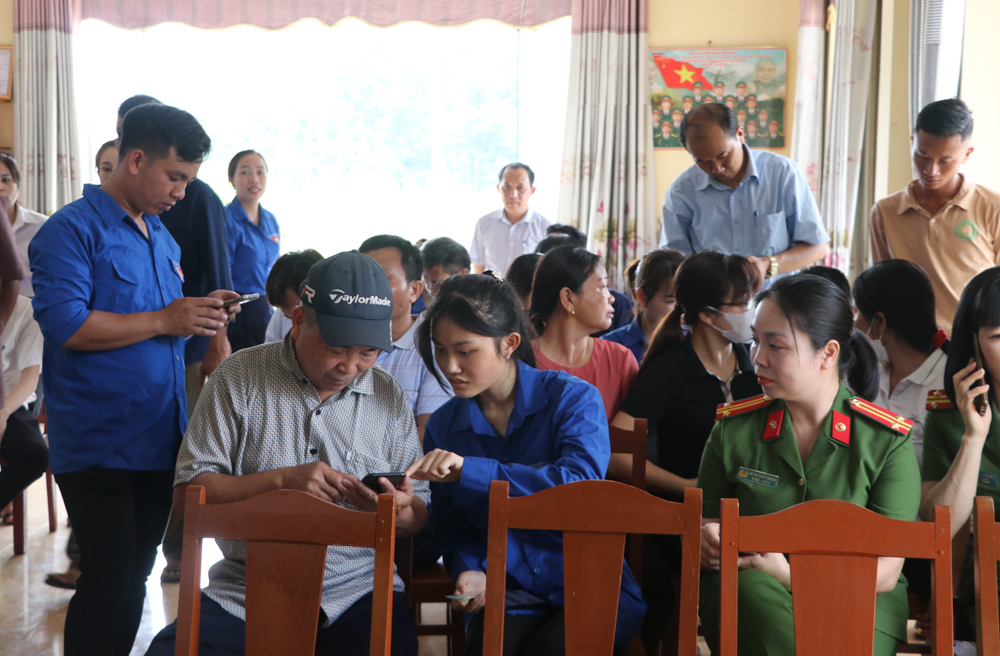 Đông đảo đoàn viên thanh niên huyện Trấn Yên hướng dẫn người dân cài đặt ứng dụng Công dân số (Yen Bai-S) trên điện thoại thông minh.