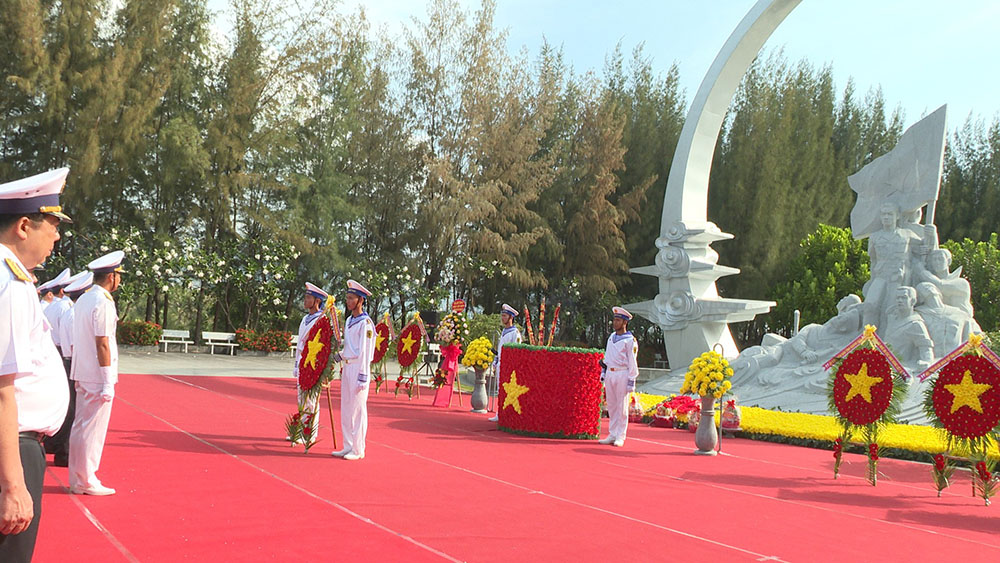 Các cán bộ, chiến sĩ Bộ Tư lệnh Vùng 4 Hải quân dâng hương tưởng niệm chiến sĩ Gạc Ma.
