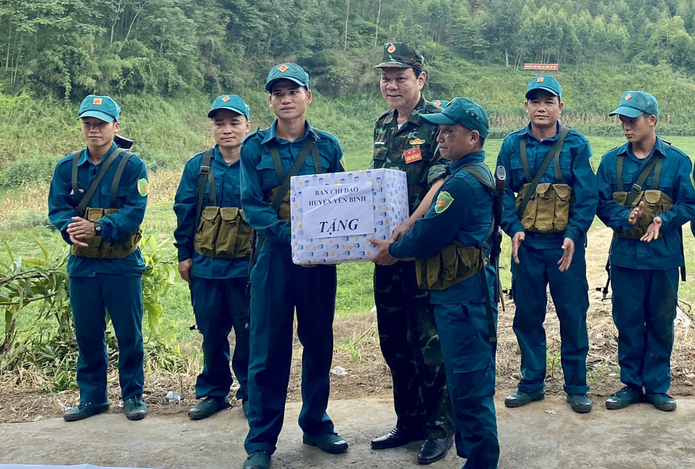 Đồng chí Nguyễn Dũng Giang - Phó Bí thư Thường trực Huyện ủy Yên Bình tặng quà, động viên lực lượng dân quân tự vệ xã Phúc An và Yên Thành tham gia diễn tập KVPT năm 2023.