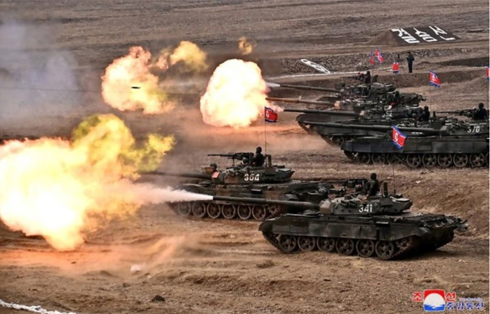 Các xe tăng Triều Tiên tham gia thao diễn