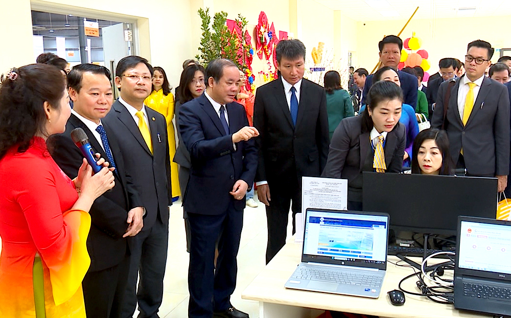 Các đồng chí lãnh đạo tỉnh tham quan mô hình chuyển đổi số của Bưu Điện điện tỉnh Yên Bái