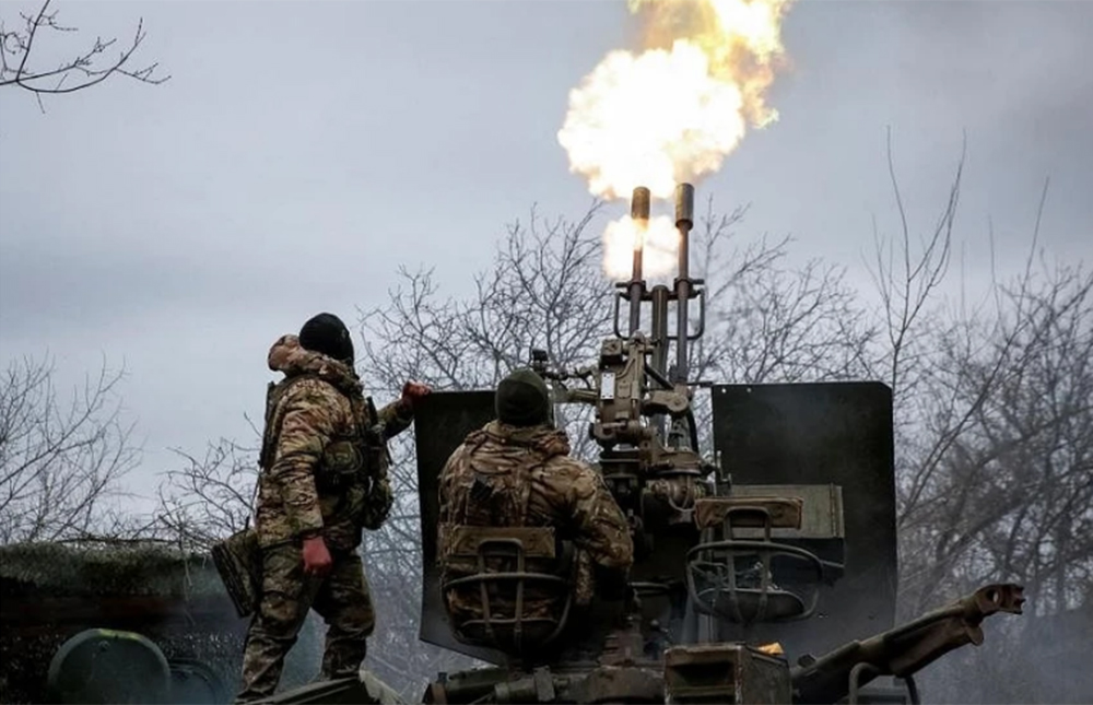 Lính Ukraine bắn pháo phòng không gần thị trấn Bakhmut (tỉnh Donetsk).