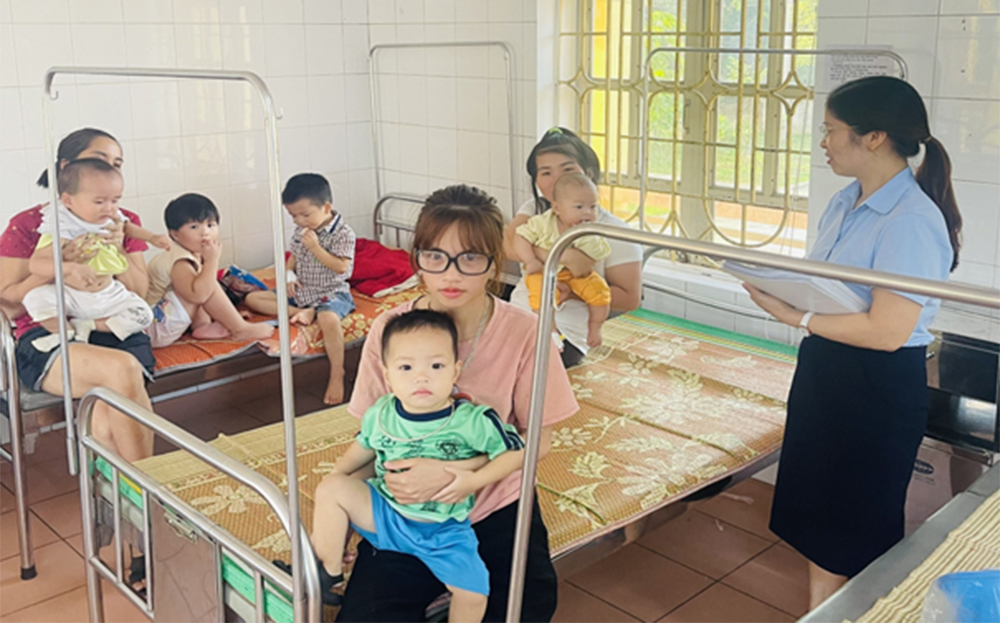 Giám định viên Bảo hiểm xã hội huyện Yên Bình kiểm tra bệnh nhân điều trị tại Khoa Nội thuộc Trung tâm Y tế huyện Yên Bình.