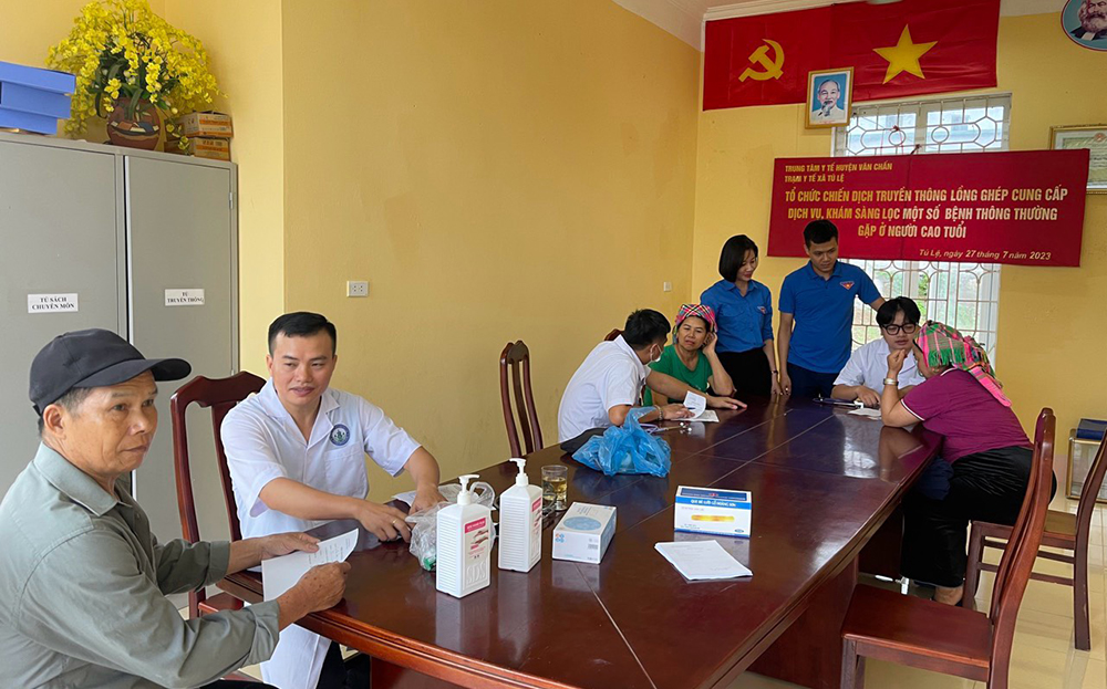 Đoàn viên thanh niên Khối Cơ quan và Doanh nghiệp tỉnh tham gia khám chữa bệnh miễn phí cho người dân tại xã Tú Lệ, huyện Văn Chấn.