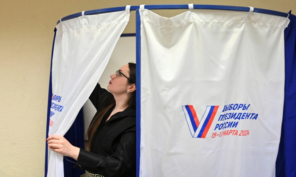 Nhân viên chuẩn bị cho điểm bỏ phiếu ở Rostov-on-Don, Nga, ngày 14/3.