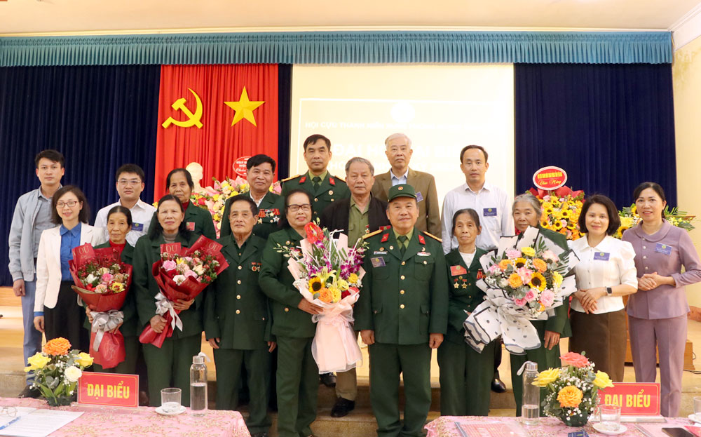Các tổ chức đoàn thể tặng hoa chúc mừng Ban Chấp hành Hội Cựu thanh niên xung phong huyện Trấn Yên khóa IV, nhiệm kỳ 2023 - 2028.