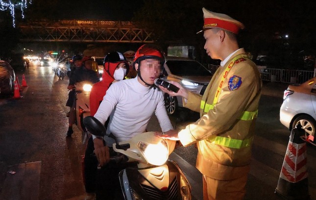Cảnh sát giao thông kiểm tra nồng độ cồn người điều khiển xe máy