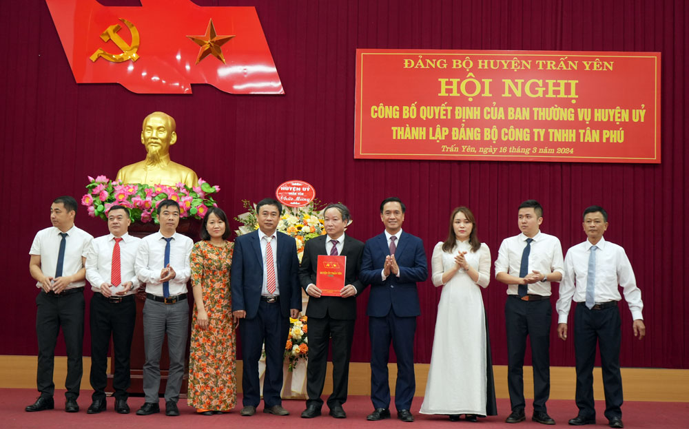 Đồng chí Nguyễn Quốc Toản - Phó Bí thư Thường trực Huyện ủy Trấn Yên trao Quyết định thành lập Đảng bộ Công ty TNHH Tân Phú nhiệm kỳ 2020 - 2025.