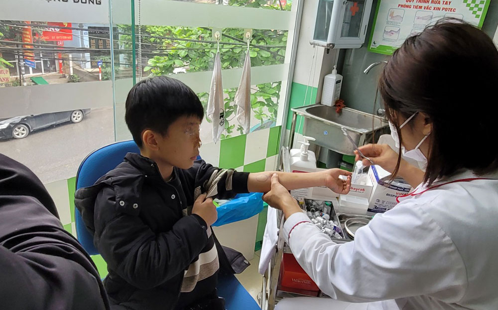Một cháu bé được điều trị dự phòng bệnh dại tại Phòng khám Đa khoa Việt Tràng An, thành phố Yên Bái.