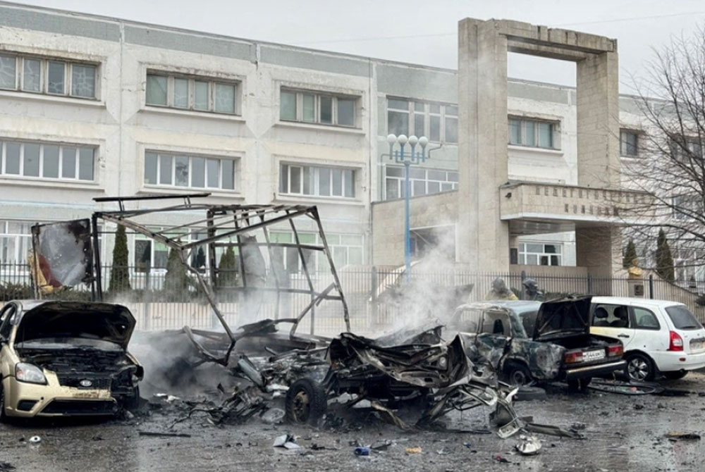 Ô tô bị hư hỏng sau một cuộc tấn công bằng tên lửa được cho là do Ukraine gây ra ở Belgorod, Nga ngày 16-3