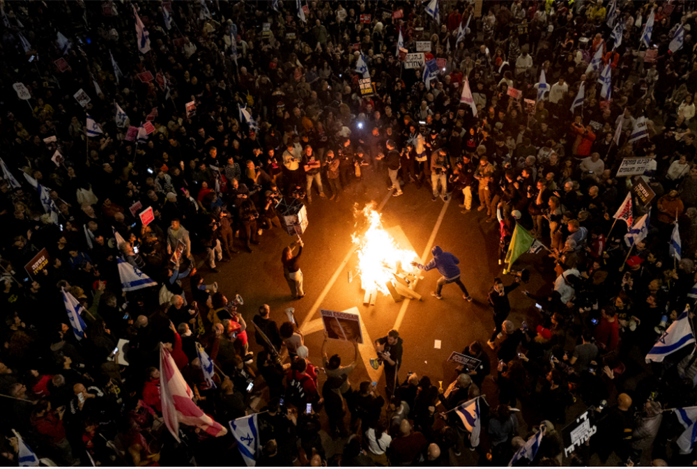 Người biểu tình đốt lửa trên đường phố ở Israel.