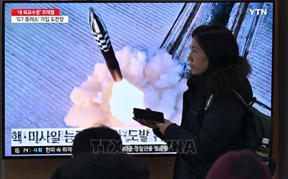 Người dân tại Seoul, Hàn Quốc theo dõi bản tin truyền hình về vụ phóng tên lửa của Triều Tiên ngày 14/1/2024. Ảnh tư liệu